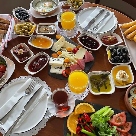 Pensión Suinn Cunda Ayvalı